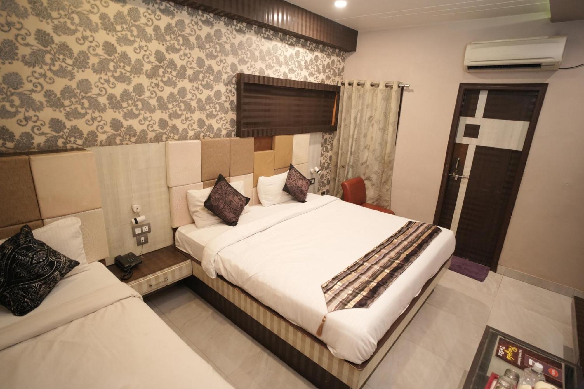 Hotel Raj Kamal Palace Varanasi Bagian luar foto