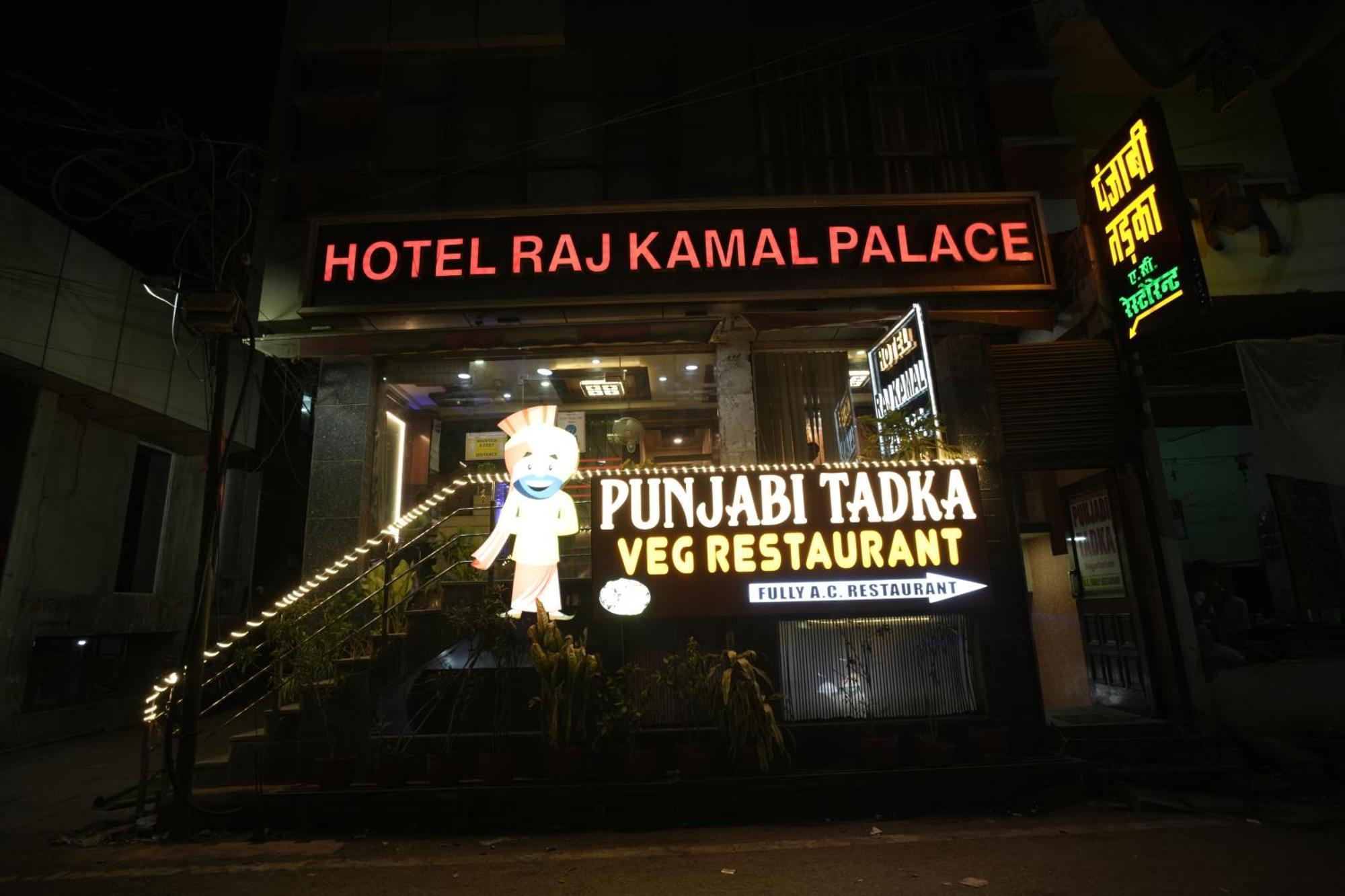 Hotel Raj Kamal Palace Varanasi Bagian luar foto