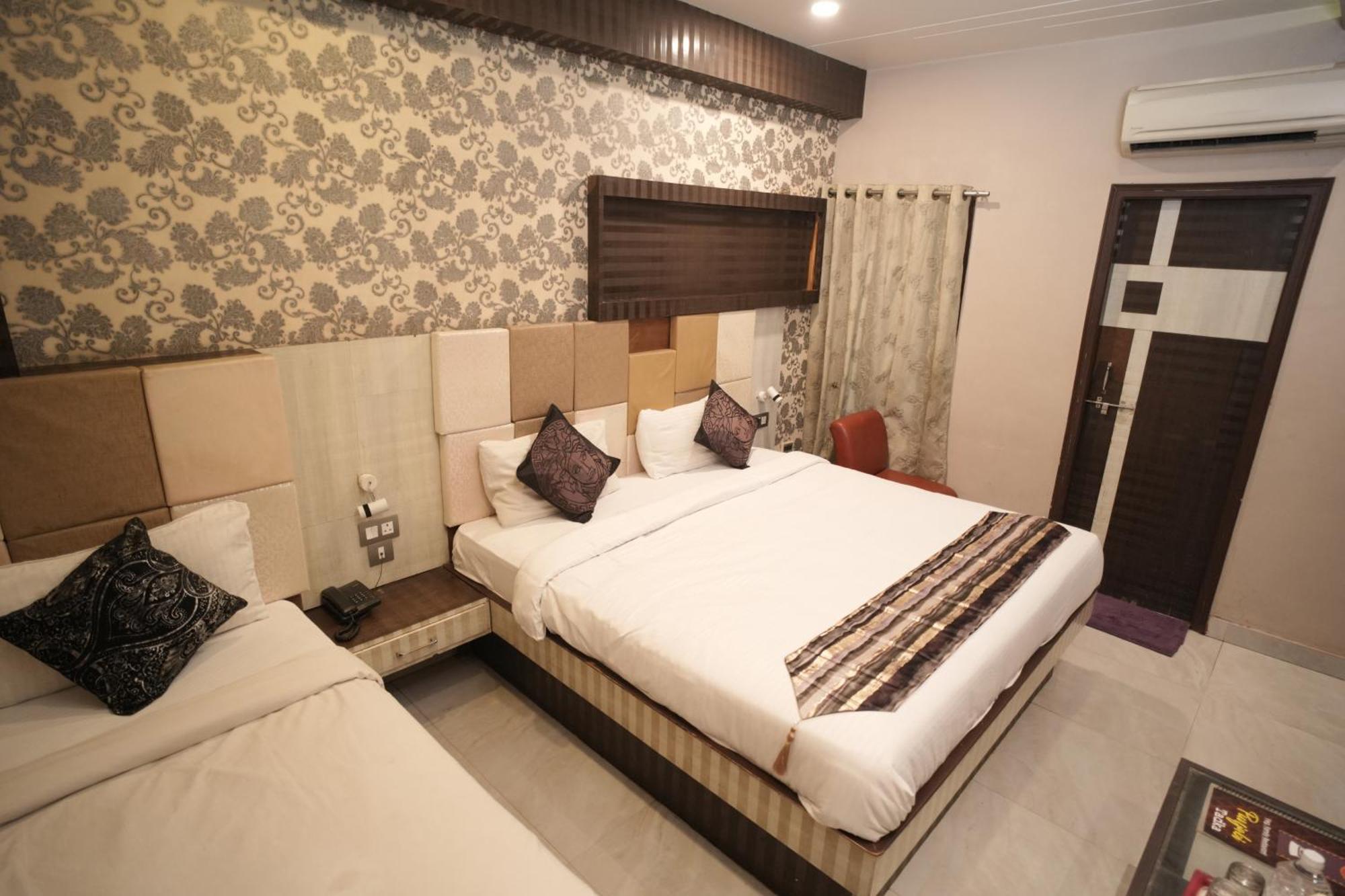 Hotel Raj Kamal Palace Varanasi Bagian luar foto